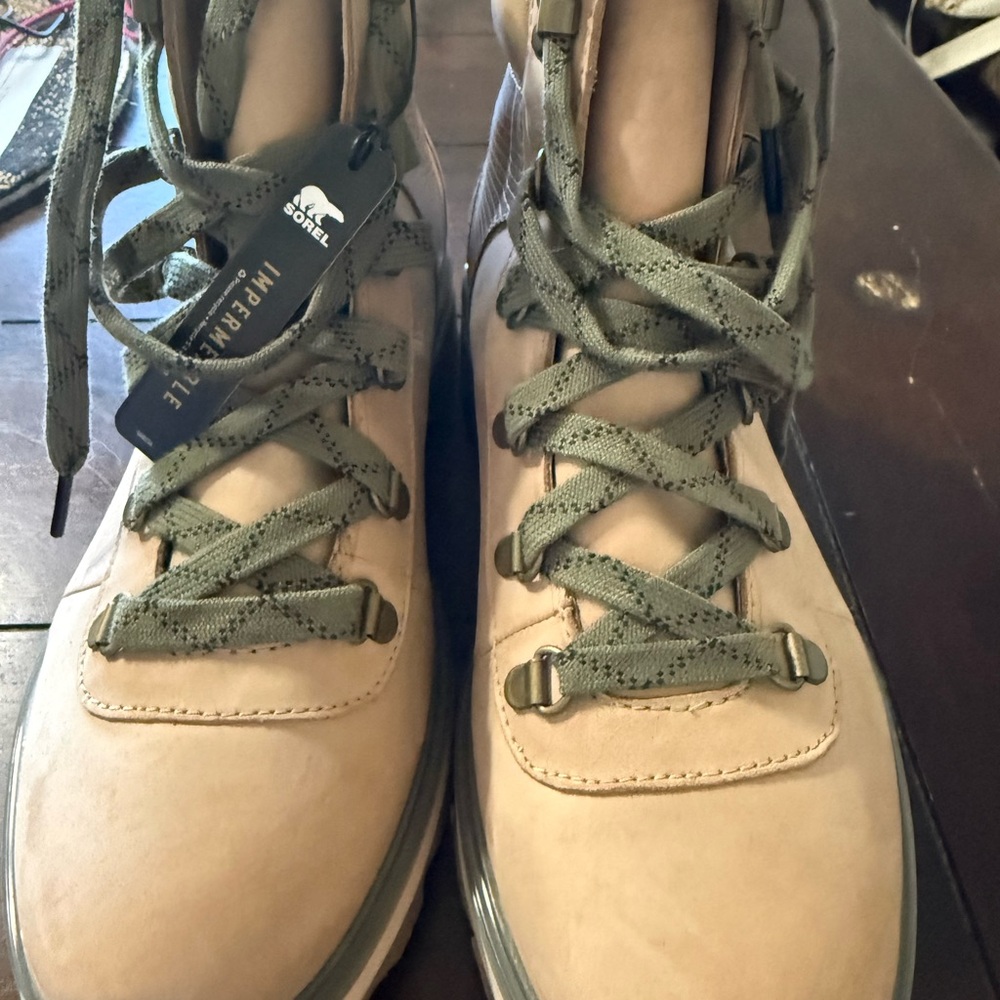 Sorel Women’s light tan Leather Hiking Boots with Olive Laces
